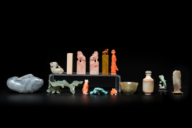 20 sculptures en corail, jade, pierre &agrave; savon et autres pierres, Chine, 19/20&egrave;me