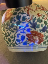 Een Chinese wucai pot met boeddhistische leeuwen, Shunzhi