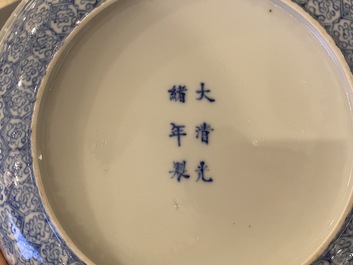 Een Chinese blauw-witte schotel met floraal decor, Guangxu merk en periode
