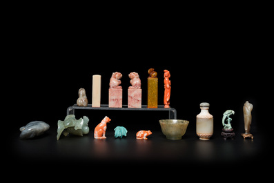 20 Chinese coral, jade, soapstone and other stone carvings, 19/20th C.