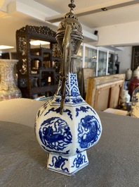 Vase en porcelaine de Chine en bleu et blanc transform&eacute; en verseuse pour le march&eacute; ottoman, Jiajing
