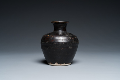 A Vietnamese black-glazed vase, L&ecirc; triều 家黎, 14/15th C.