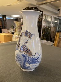 Vase en porcelaine de Chine en bleu, blanc et rouge de cuivre &agrave; d&eacute;cor d'un tigre, marque de Zhong Guo Jingdezhen Zhi 中國景德鎮製, 20&egrave;me