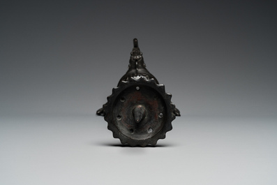Een grote Chinese opengewerkte bronzen kaarsenhouder, 17e eeuw