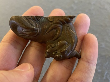 Een Chinees bronzen 'chilong' scrollgewicht, Qing