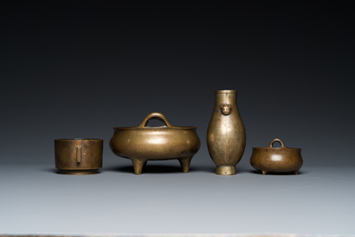 Drie Chinese bronzen wierookbranders en een met zilver ingelegde bronzen vaas, Qing