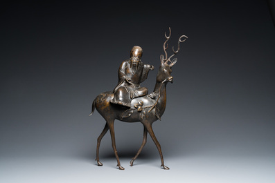 Een grote Chinese bronzen 'Shou Lao op een hert' wierookbrander, 19e eeuw of vroeger