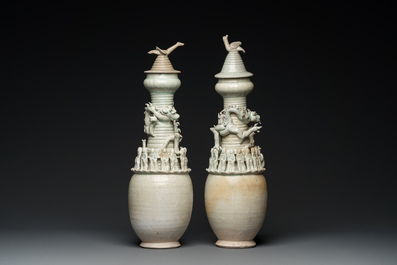 Deux grandes urnes couvertes en gr&egrave;s porcelaineux &agrave; &eacute;mail qingbai aux d&eacute;cors appliqu&eacute;s, Song/Yuan