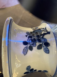 Een grote Chinese blauw-witte rouleau vaas met floraal decor, Kangxi