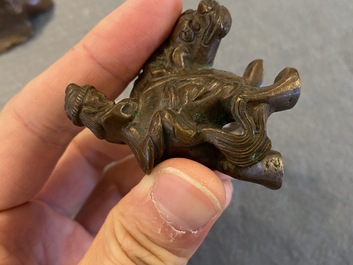 Deux poids de rouleau en bronze figurant cavaliers sogdiens sur un lion bouddhiste et un &eacute;l&eacute;phant, Qing