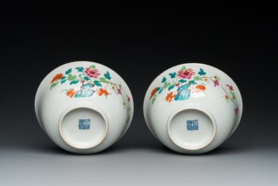 Een paar Chinese famille rose kommen met floraal decor, Qianlong merk en periode