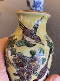 Deux vases de forme rouleau en porcelaine de Chine en bleu et blanc et famille jaune, &eacute;poque Transition et 19&egrave;me