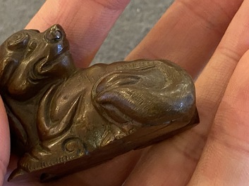 Een Chinees bronzen 'chilong' scrollgewicht, Qing