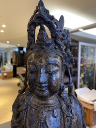 Grand groupe figurant Guanyin aux servants en bronze dor&eacute;, Chine, Ming