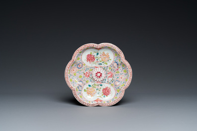 Th&eacute;i&egrave;re couverte sur support en porcelaine de Chine famille rose &agrave; d&eacute;cor en relief, Yongzheng