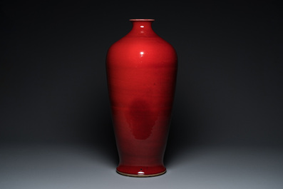 Grand vase de forme 'meiping' en porcelaine de Chine &agrave; &eacute;mail sang de boeuf, 20&egrave;me