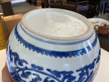 Een Chinese blauw-witte kom met lotusslingers, Kangxi