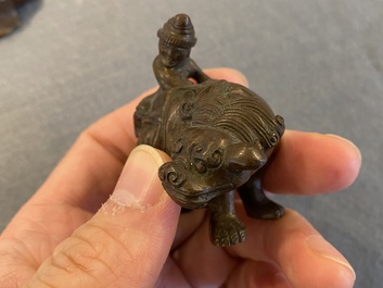 Deux poids de rouleau en bronze figurant cavaliers sogdiens sur un lion bouddhiste et un &eacute;l&eacute;phant, Qing