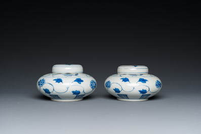 Paire de petits vases couverts en porcelaine de Chine en bleu et blanc sur socles en bois, marque de Xuande, 19/20&egrave;me