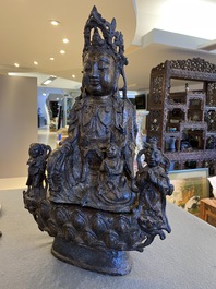 Grand groupe figurant Guanyin aux servants en bronze dor&eacute;, Chine, Ming