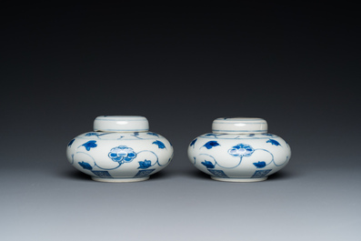 A pair of small Chinese blue and white covered vases on wooden stands, Xuande mark, 19/20th C.