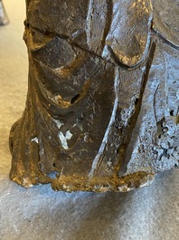 Een grote Chinese vergulde bronzen Guanyin met dienaars, Ming