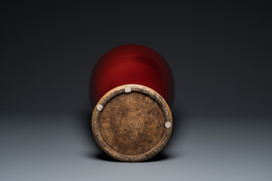 Grand vase de forme 'meiping' en porcelaine de Chine &agrave; &eacute;mail sang de boeuf, 20&egrave;me