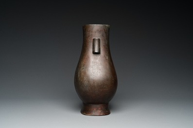 Een Chinese bronzen 'hu' vaas, Song/Yuan