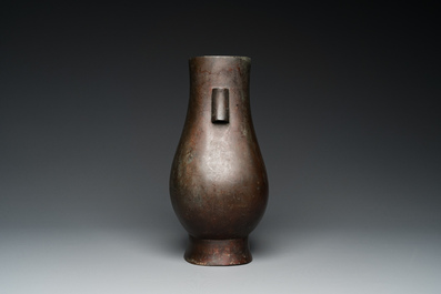 Vase de forme 'hu' en bronze, Chine, Song/Yuan