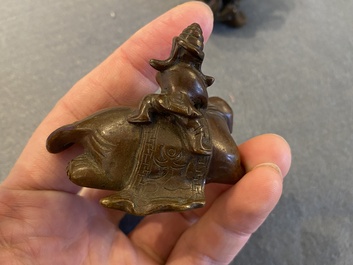 Twee Chinese bronzen scrollgewichten met Sogdische rijders op een boeddhistische leeuw en een olifant, Qing