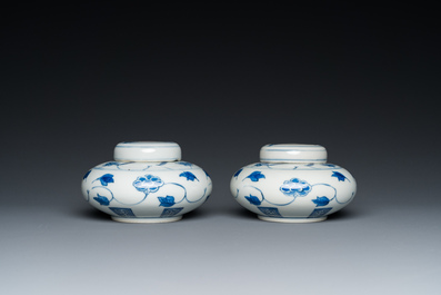 A pair of small Chinese blue and white covered vases on wooden stands, Xuande mark, 19/20th C.