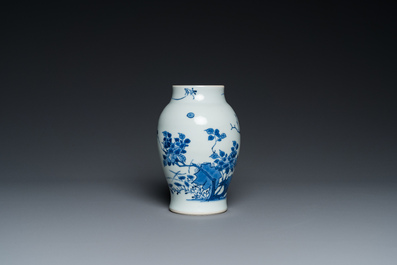 Vase en porcelaine de Chine en bleu et blanc &agrave; d&eacute;cor d'oiseaux parmi des branches fleuries, Chongzhen