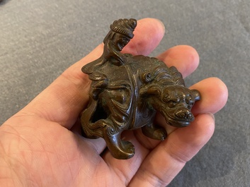 Twee Chinese bronzen scrollgewichten met Sogdische rijders op een boeddhistische leeuw en een olifant, Qing