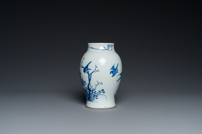 Een Chinese blauw-witte vaas met vogels bij bloesemtakken, Chongzhen