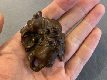 Twee Chinese bronzen scrollgewichten met Sogdische rijders op een boeddhistische leeuw en een olifant, Qing