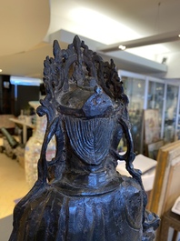 Een grote Chinese vergulde bronzen Guanyin met dienaars, Ming