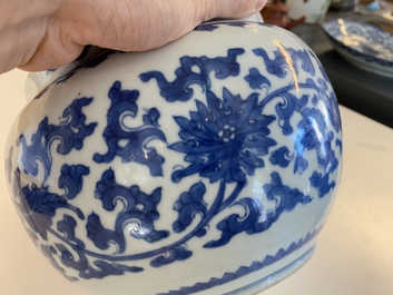 Bol en porcelaine de Chine en bleu et blanc &agrave; d&eacute;cor de rinceaux de lotus, Kangxi