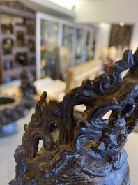 Een grote Chinese vergulde bronzen Guanyin met dienaars, Ming