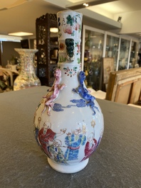 Vase de forme bouteille en porcelaine de Chine famille rose &agrave; d&eacute;cor des 18 Luohans, 19&egrave;me