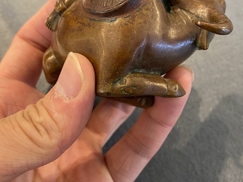 Een Chinese bronzen waterdruppelaar in de vorm van een jongen op een buffel, Qing