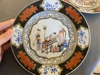 Paire d'assiettes en porcelaine de Chine famille rose &agrave; d&eacute;cor d'une dame qui se maquille, Yongzheng