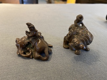Deux poids de rouleau en bronze figurant cavaliers sogdiens sur un lion bouddhiste et un &eacute;l&eacute;phant, Qing