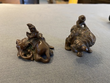 Twee Chinese bronzen scrollgewichten met Sogdische rijders op een boeddhistische leeuw en een olifant, Qing