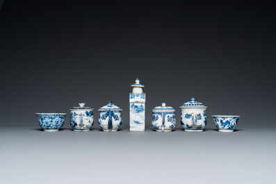 16 stukken Chinees blauw-wit porselein, Kangxi/Qianlong