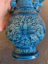 Paire de vases en porcelaine de Chine en turquoise monochrome &agrave; d&eacute;cor de lotus, R&eacute;publique