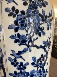 Een grote Chinese blauw-witte rouleau vaas met floraal decor, Kangxi
