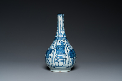 Vase de forme bouteille en porcelaine de Chine de type kraak en bleu et blanc, Wanli