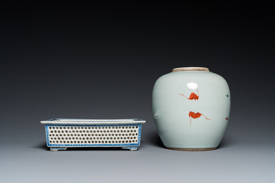 Un pot en porcelaine de Chine famille rose et une jardini&egrave;re en bleu et blanc, 18/19&egrave;me