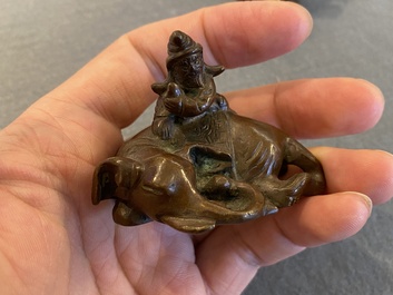 Twee Chinese bronzen scrollgewichten met Sogdische rijders op een boeddhistische leeuw en een olifant, Qing