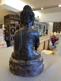 Een grote Chinese gelakte bronzen Boeddha, Ming